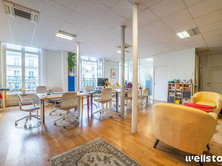 Sur la place de la république, dans un immeuble i