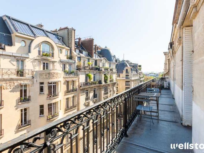 A deux pas de l'arc de triomphe, Wellstone vous p