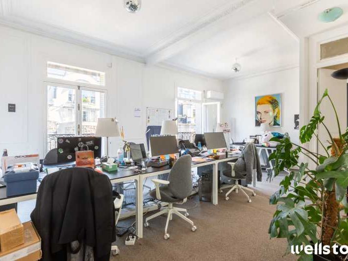 A deux pas de l'arc de triomphe, Wellstone vous p