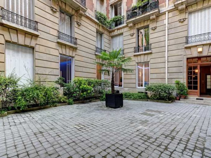 Situé au RDC d'un bel immeuble à deux pas de la p