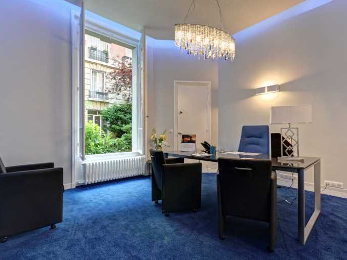 Situé au RDC d'un bel immeuble à deux pas de la p