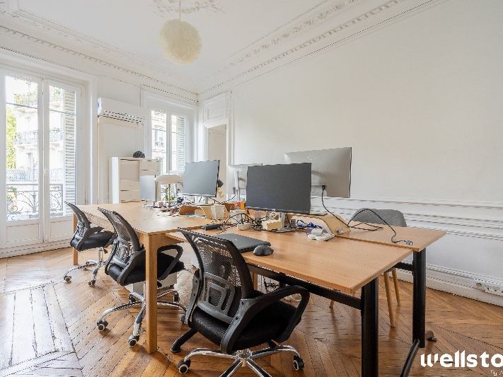 Dans un bel immeuble haussmannien, nous vous prop