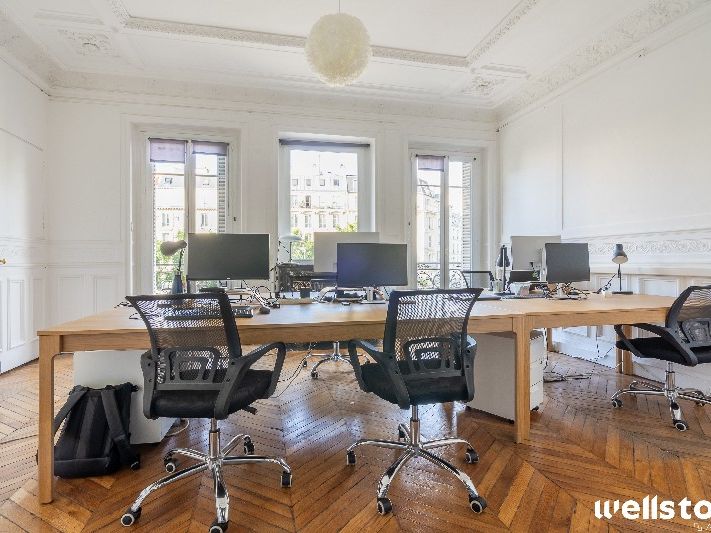 Dans un bel immeuble haussmannien, nous vous prop