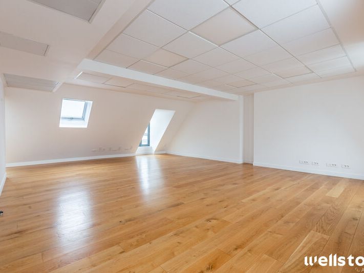 Dans un bel immeuble d'angle à proximité de Saint