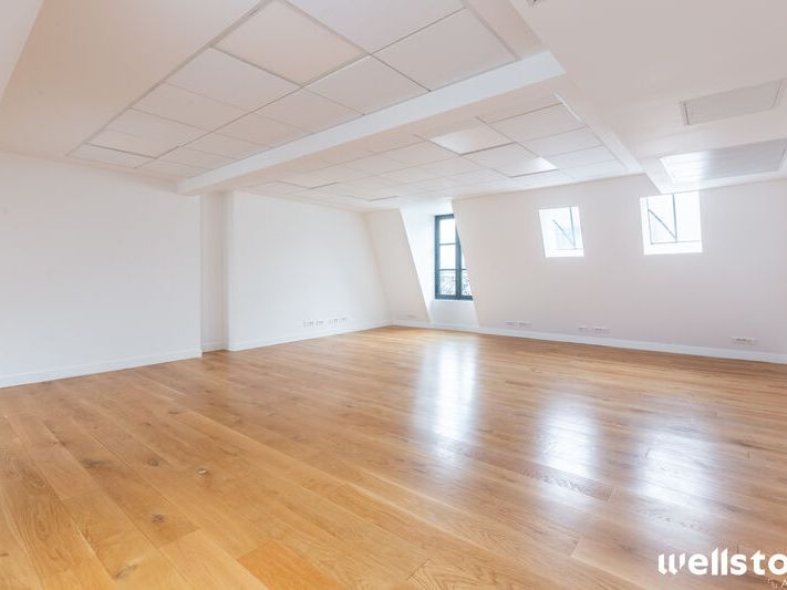 Dans un bel immeuble d'angle à proximité de Saint