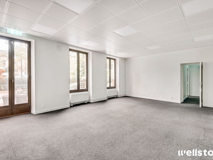 A deux pas de la Porte Maillot et au pied de la l