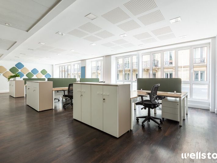 Dans un immeuble haussmannien de très bon standin