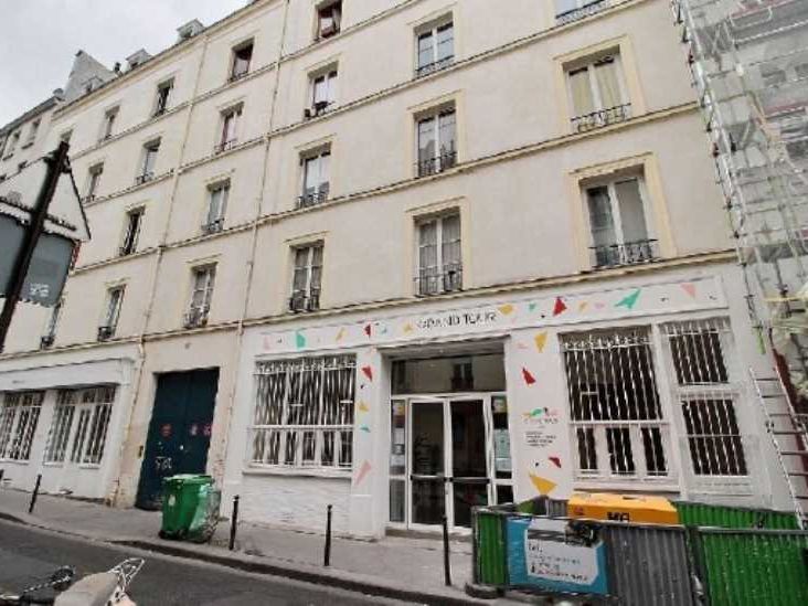 Dans un immeuble ancien situé dans un quartier an