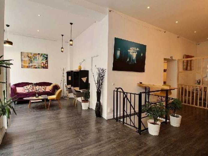 Dans un immeuble ancien situé dans un quartier an