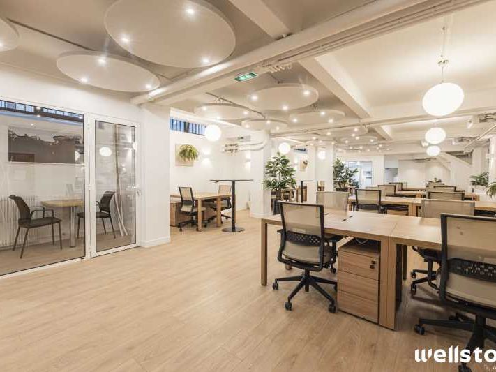 A proximité immédiate de la Gare Saint Lazare, We