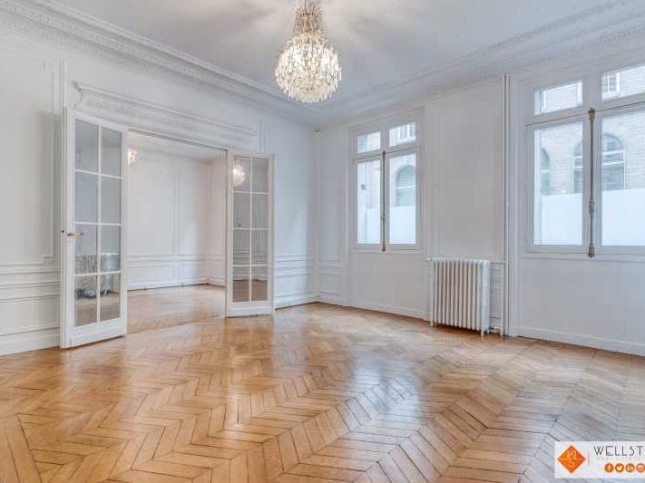 Dans un très bel immeuble haussmannien, Wellstone