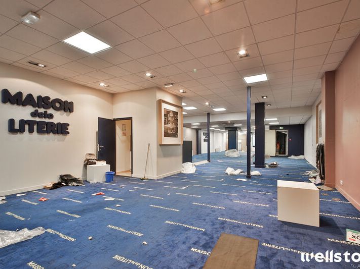 À proximité immédiate du centre commercial La Vac