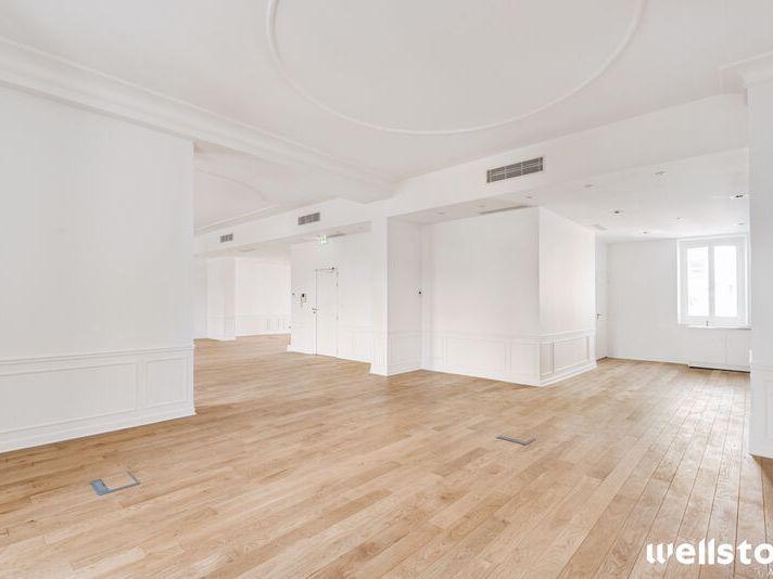 À deux pas de la place de l'Étoile et de l'Arc de