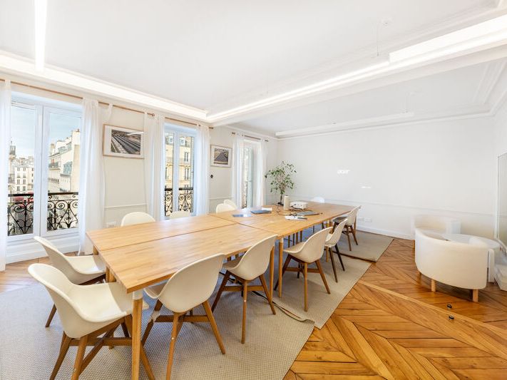 Au 4ème étage d'un superbe immeuble haussmannien 