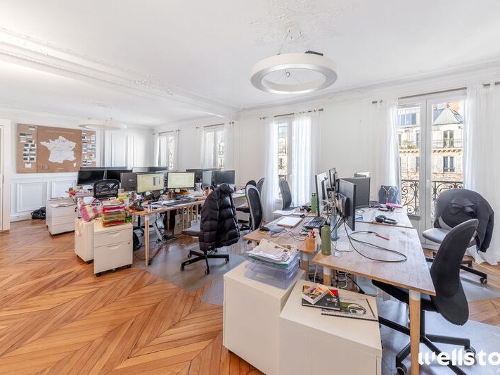 Au 4ème étage d'un superbe immeuble haussmannien 