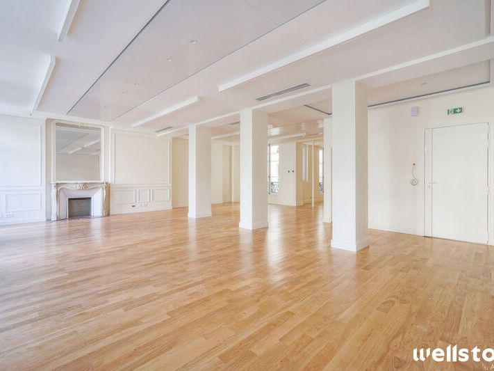 Situés au 2ème étage d'un élégant immeuble haussm