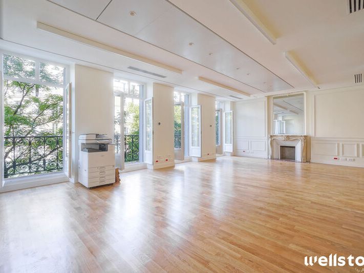 Situés au 2ème étage d'un élégant immeuble haussm