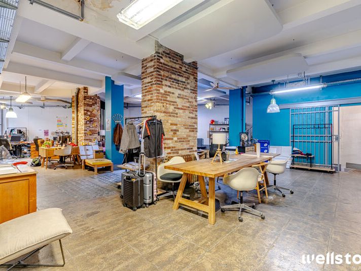 Dans un immeuble ancien de bon standing, nous vou