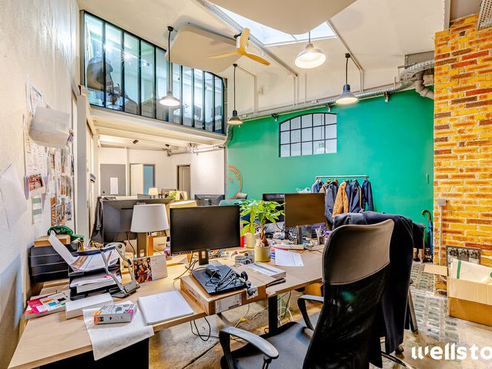 Dans un immeuble ancien de bon standing, nous vou