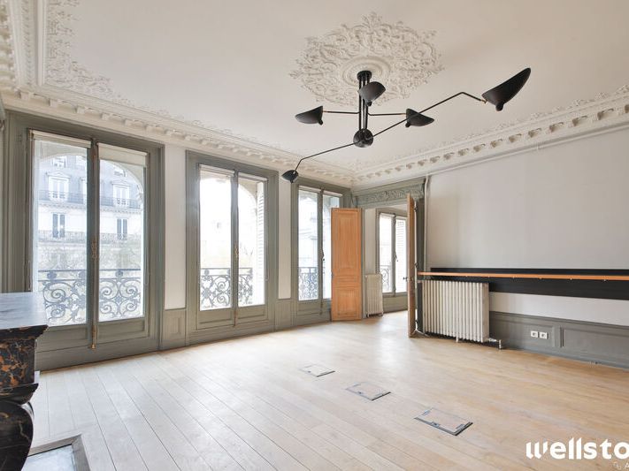 Situé au 3ème étage d'un bel immeuble situé en pl