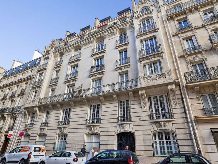 Dans un immeuble ancien en pierre de taille de tr