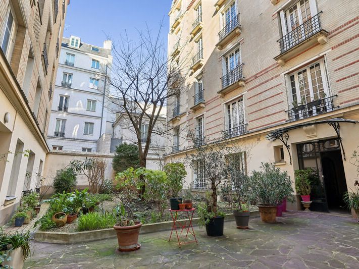 Dans un immeuble ancien en pierre de taille de tr