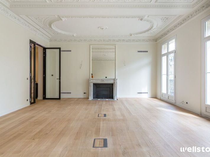 Au pied de l'Arc de Triomphe, Wellstone vous prop