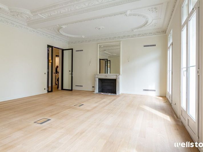 Au pied de l'Arc de Triomphe, Wellstone vous prop