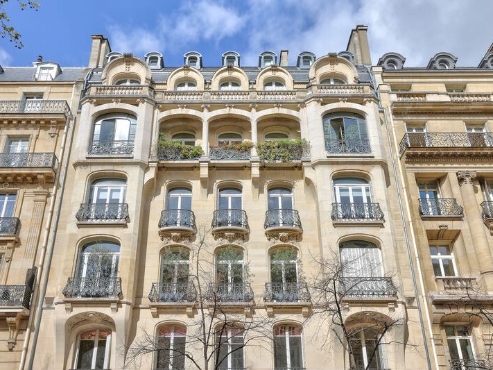 A proximité immédiate de la place Victor Hugo, We