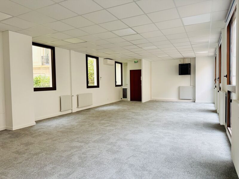 À deux pas de la place de l'Étoile et de l'Arc de