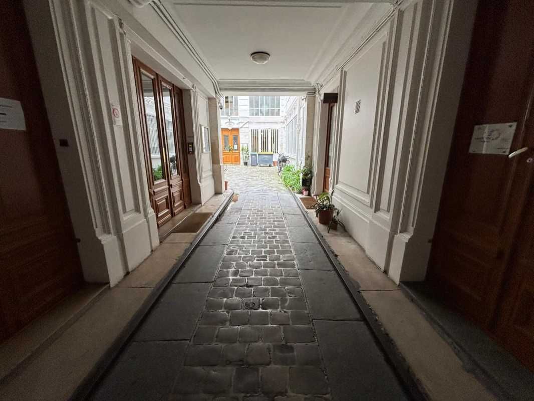 Dans un bel immeuble en pierre de taille, nous vo