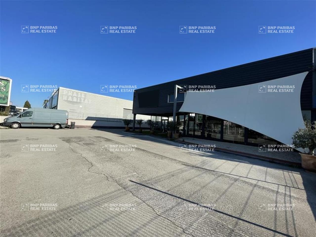 840 m² pour ce local commercial en location à Mauguio