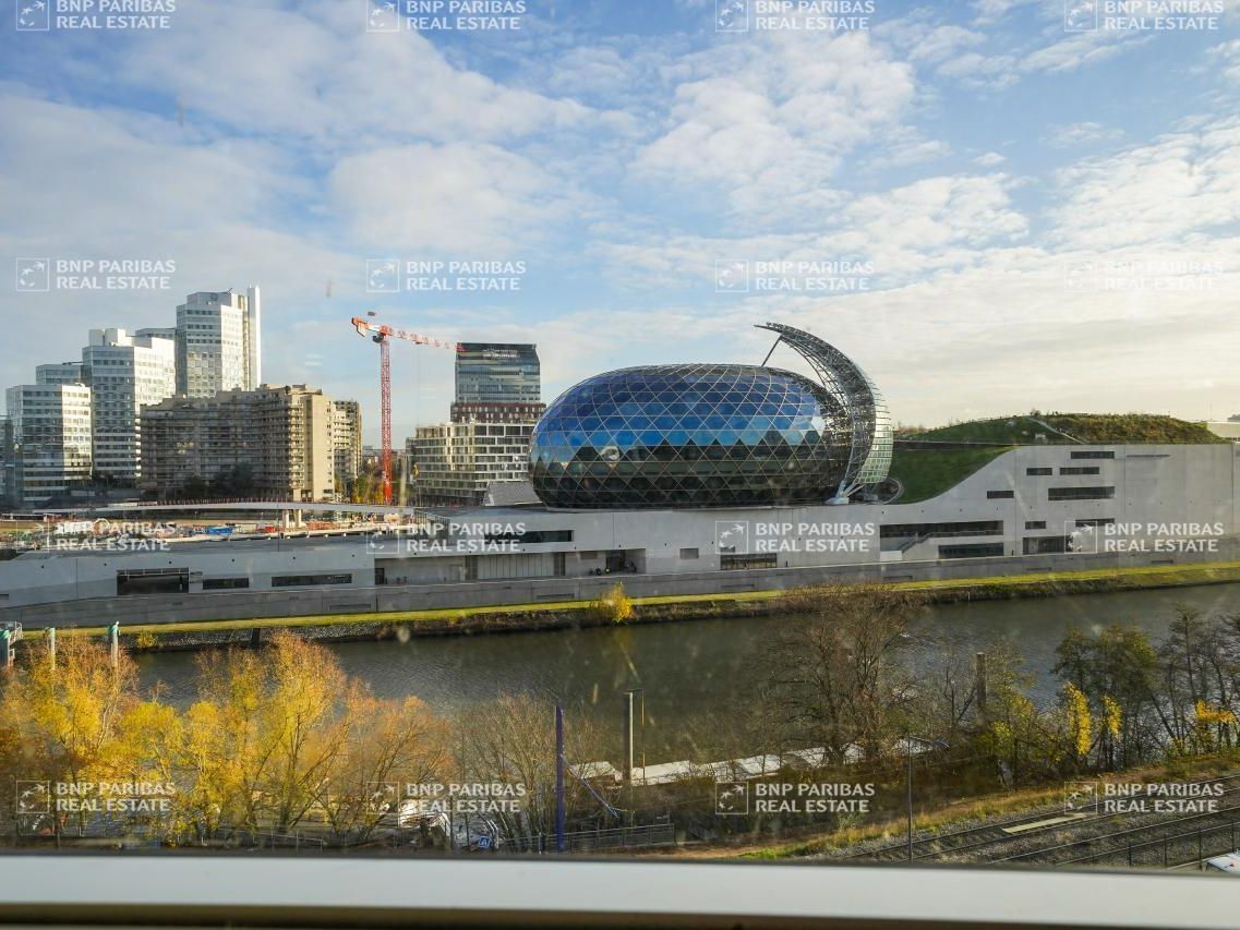 646 m² pour ce bureaux en location à Sevres