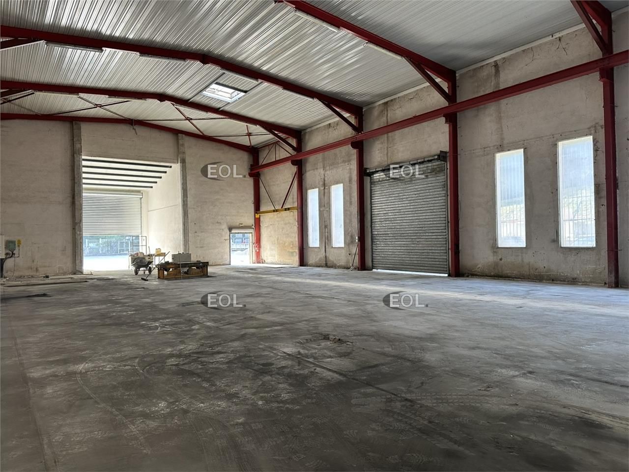 Bâtiment avec terrain privatif betonné