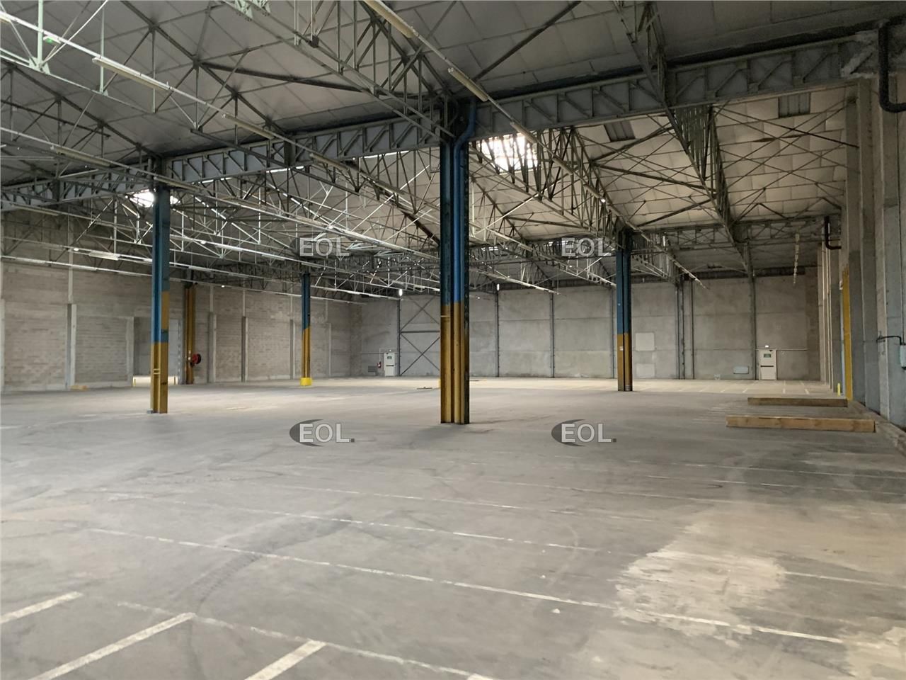 Location Entrepôt 8345 m² non divisibles