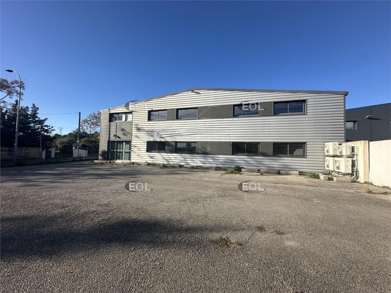 Bâtiment indépendant – visibilité autoroutière exceptionnelle