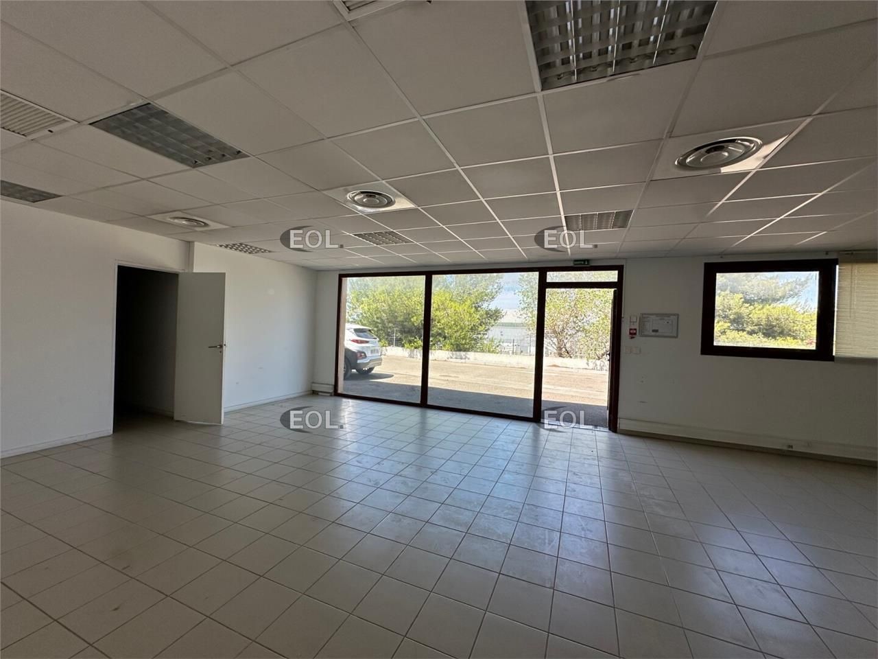 ZI la Valampe - local mixte à louer