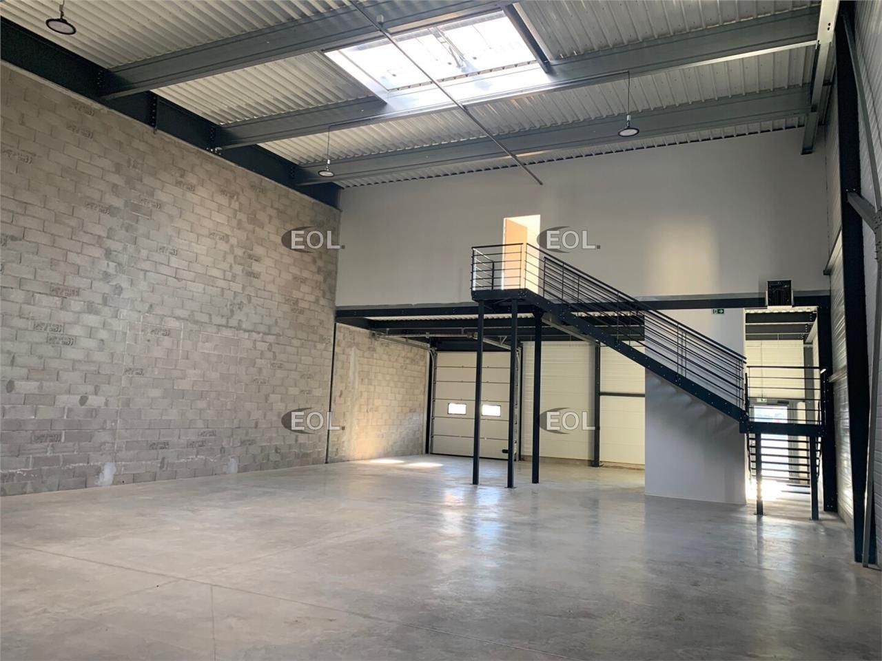 Bâtiment indépendant neuf divisible en trois lots à partir de 411 m².