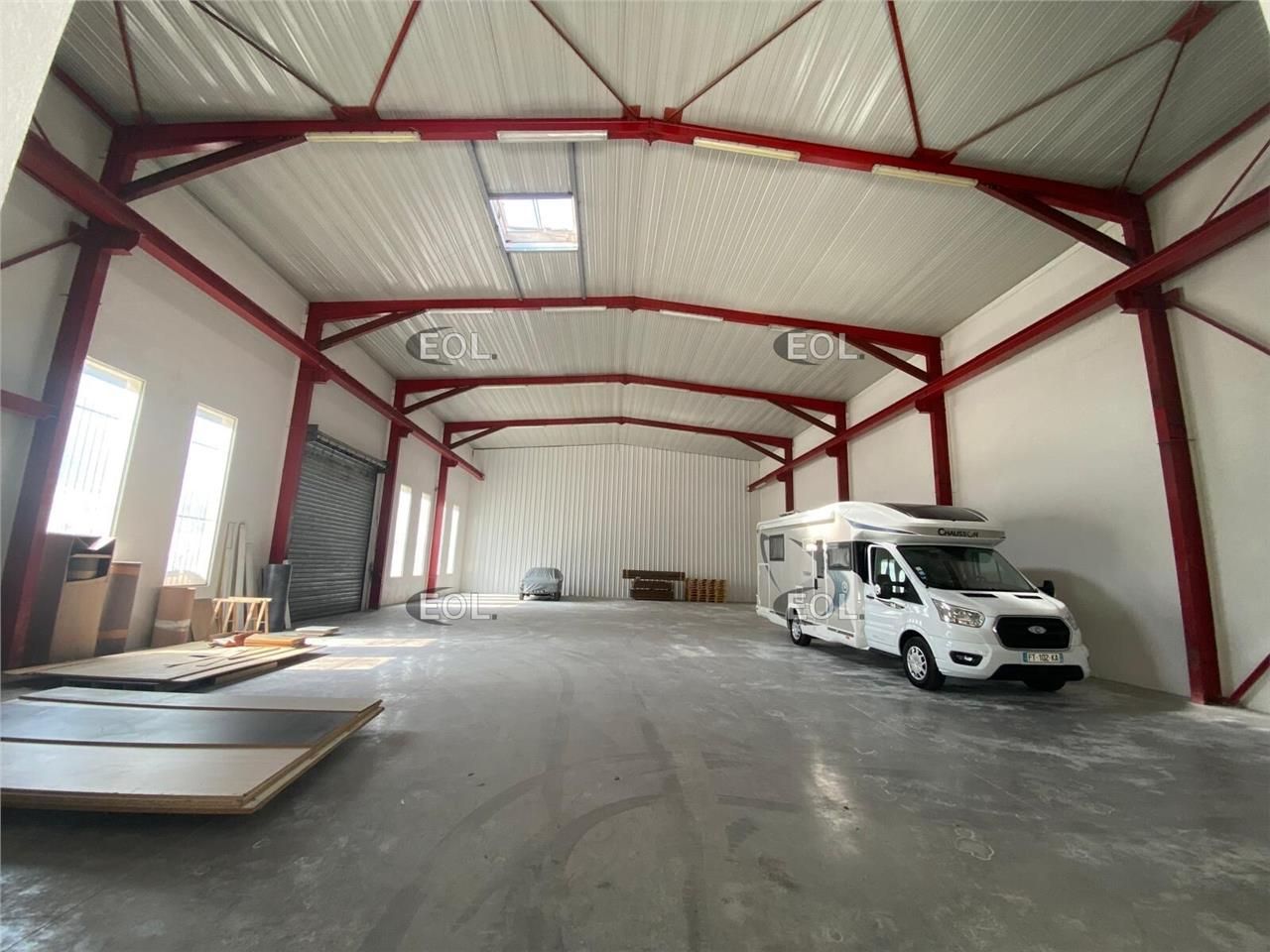 Bâtiment avec terrain privatif betonné