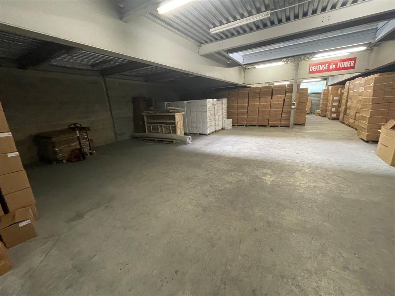 Location Entrepôt 2100 m² non divisibles