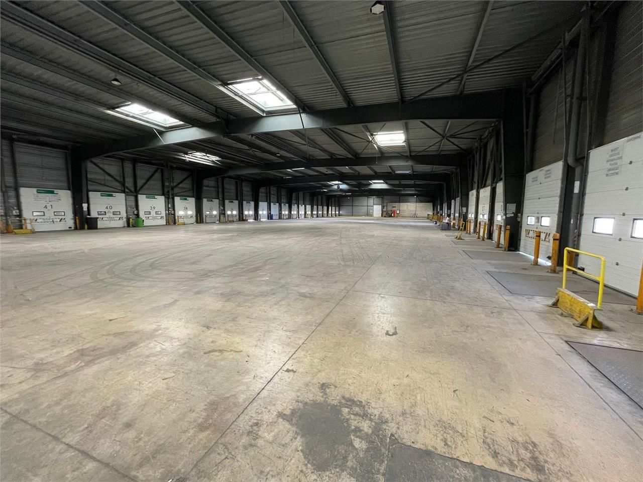 Location Entrepôt 3548 m² non divisibles