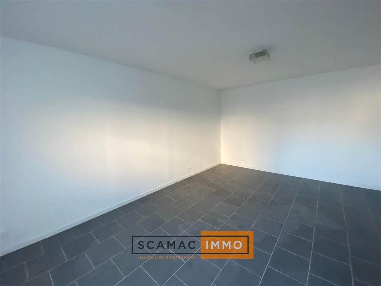 Local d'activités de 1046m²