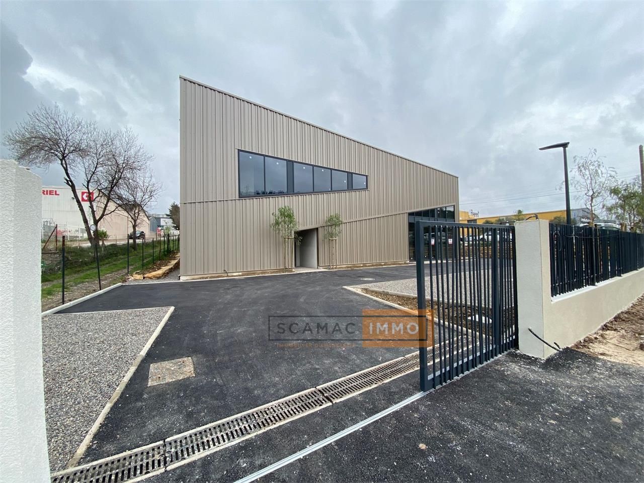 Location Local Commercial 493 m² non divisibles