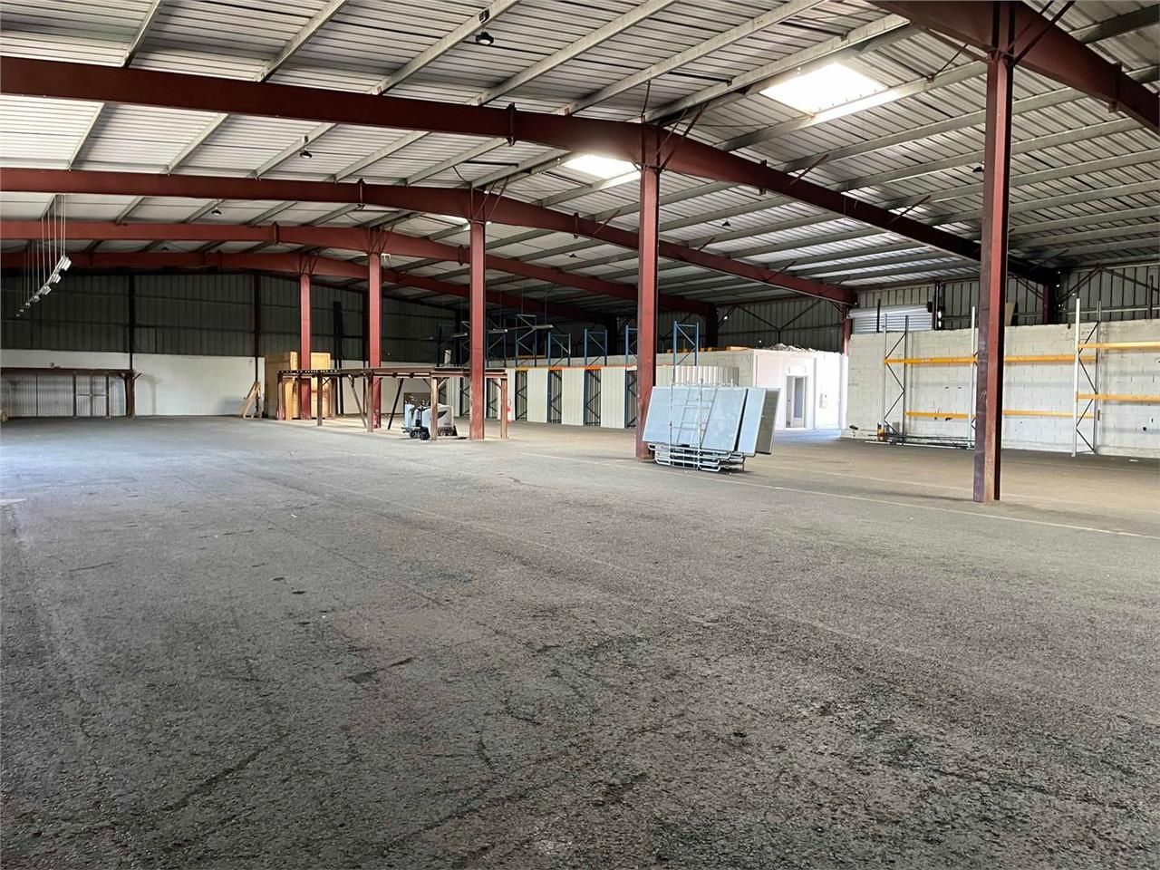 Location Entrepôt 1850 m² non divisibles