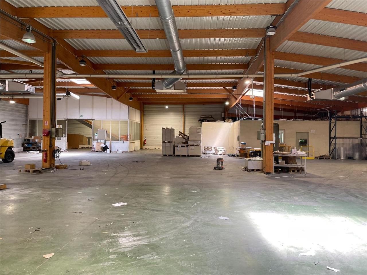 Location Entrepôt 3380 m² non divisibles