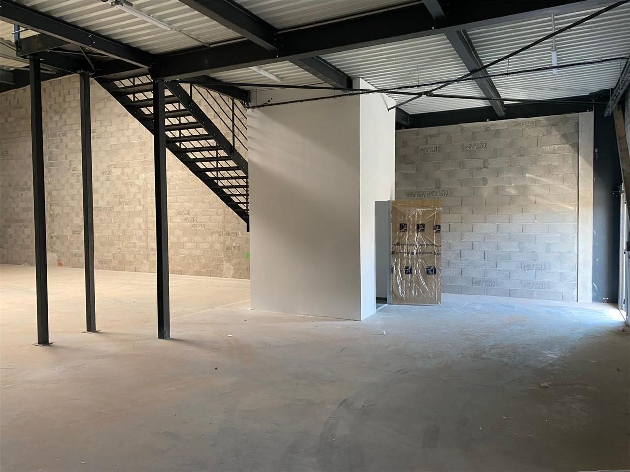 Location Entrepôt 608 m² non divisibles