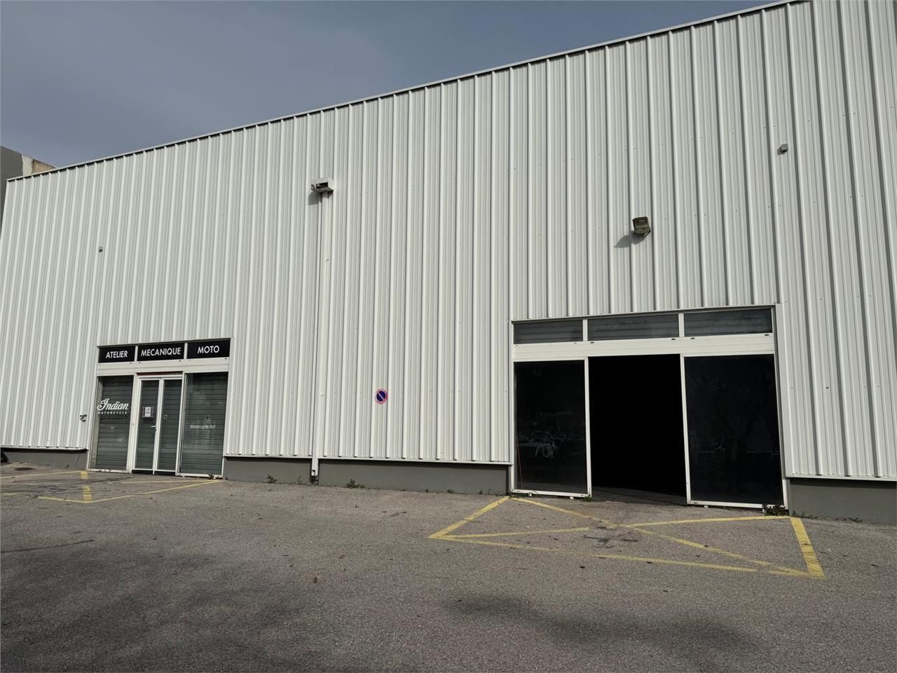 Location Local Commercial 300 m² non divisibles