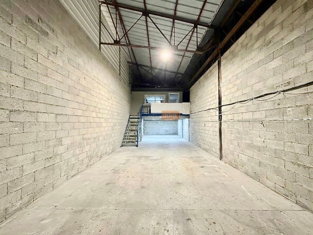 Location Entrepôt 147 m² non divisibles