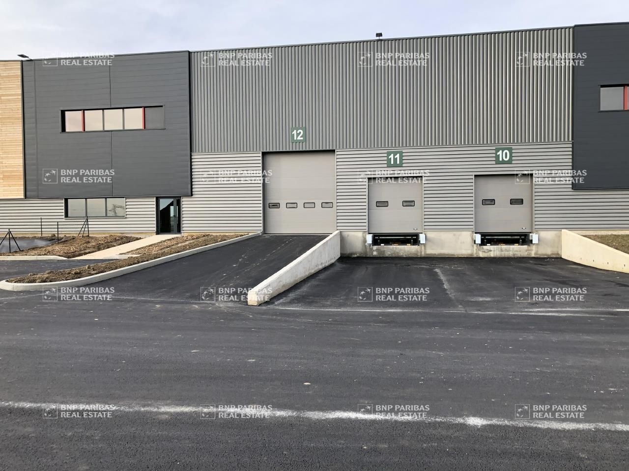 Location PME-PMI 2335 m² non divisibles 95380 Louvres