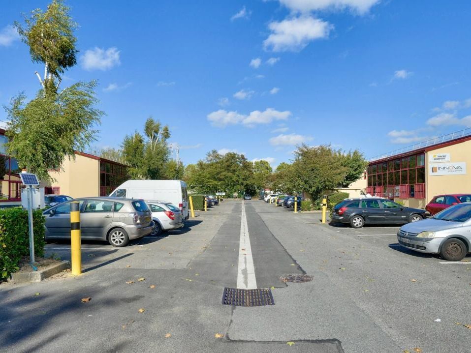 380 m² pour ce activité en location à Bondoufle